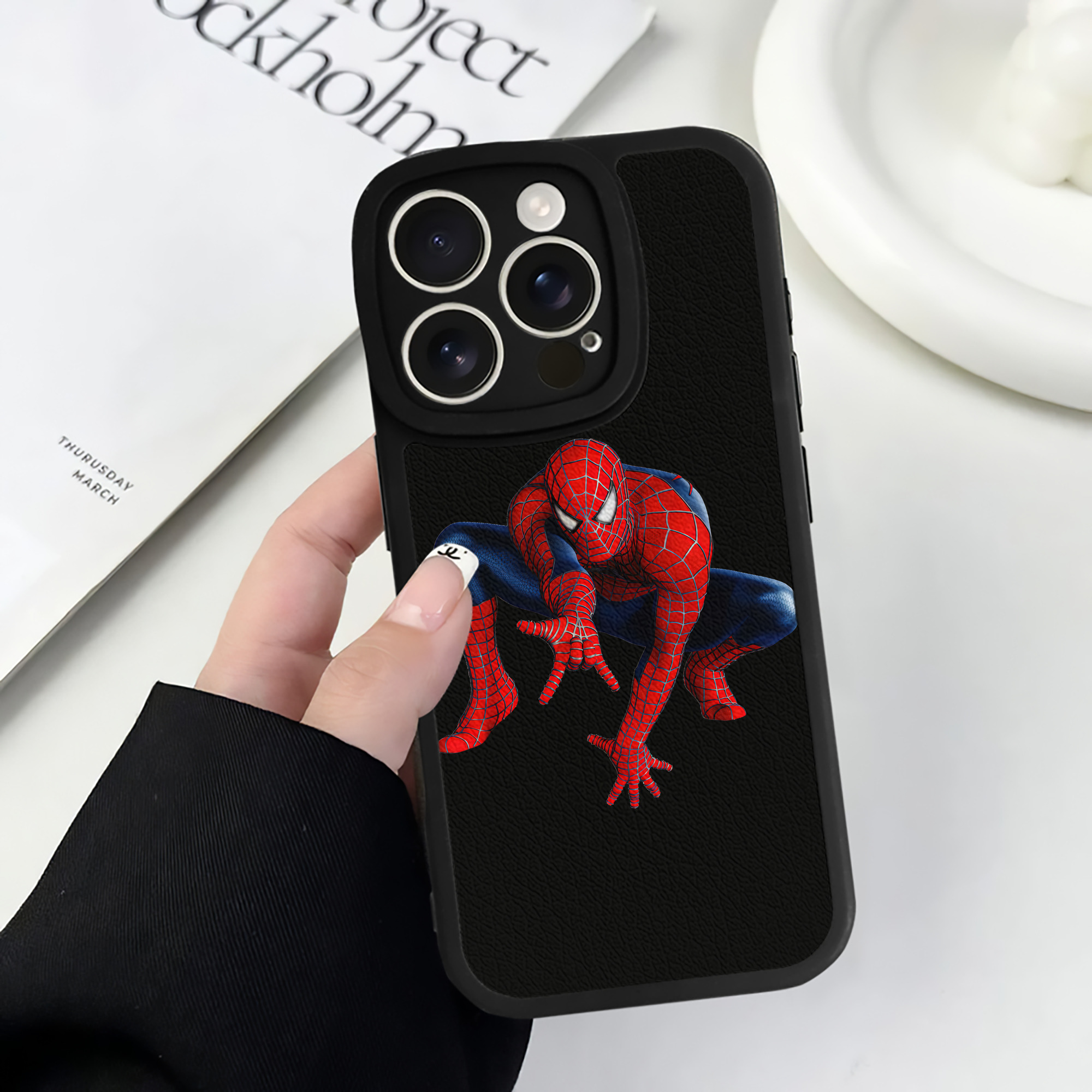 （画像用） Spider Man スパイダーマン 【iPhone 16シリーズ対応】シリコンスマホケース（レザー調） 材質：シリコン